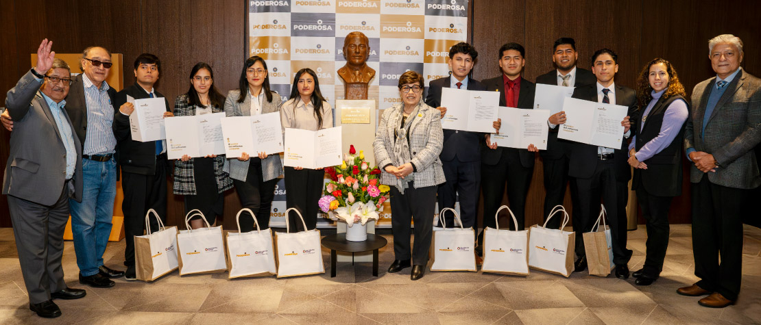 Estudiantes de la UNI reciben la Beca Jesús Arias Dávila en emotiva ceremonia