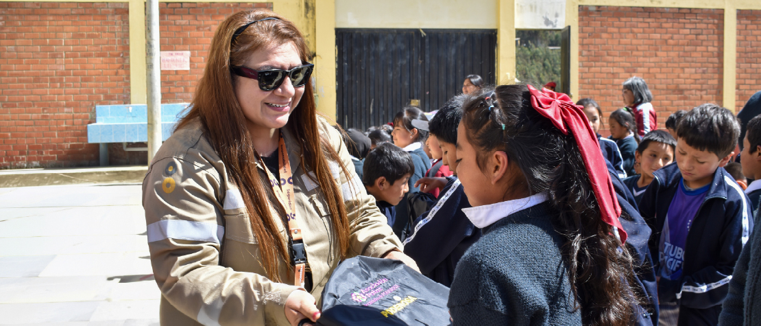 Minera Poderosa dona útiles escolares y material de aseo para escolares del caserío Sitabambita