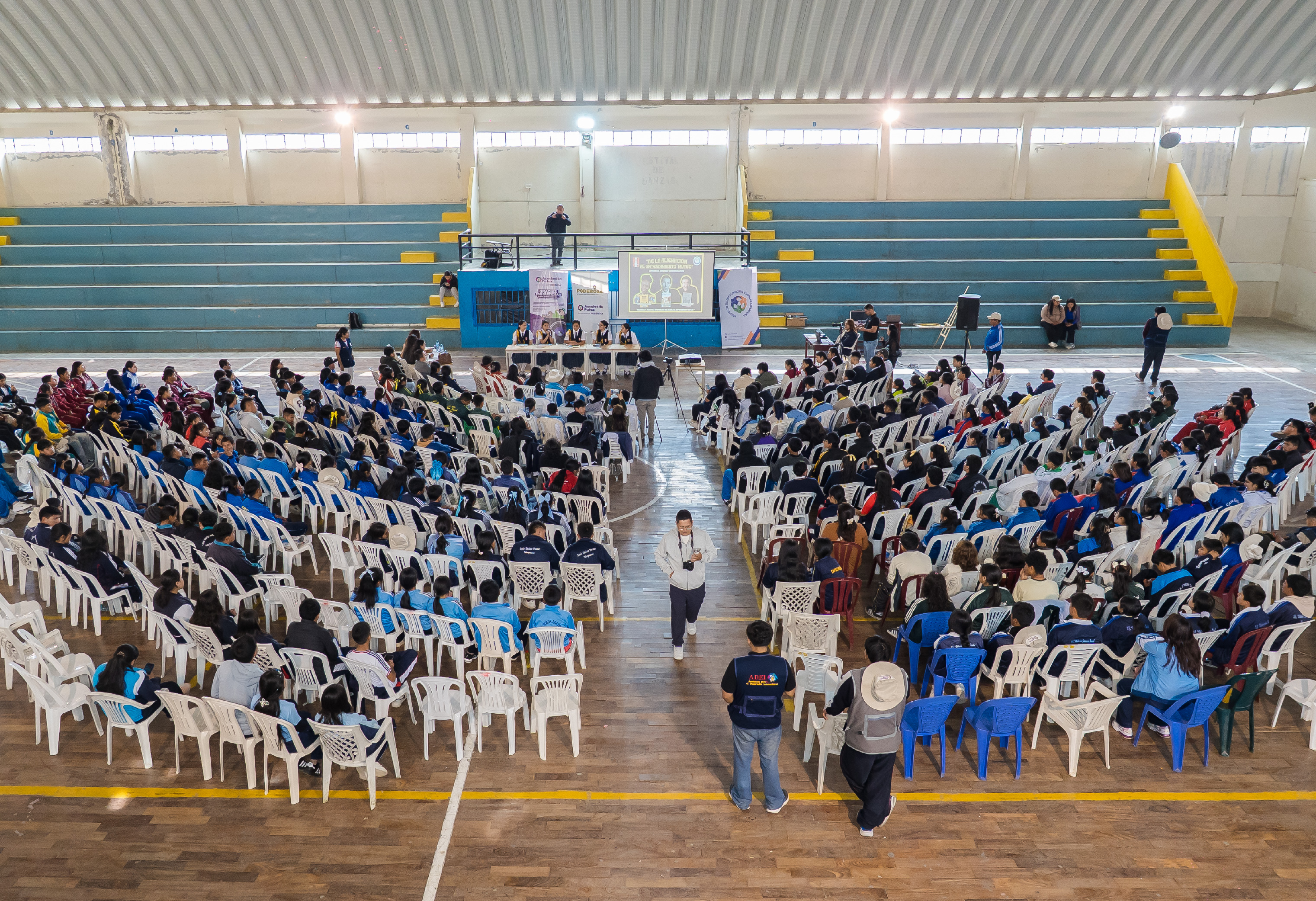Minera Poderosa impulsa liderazgo estudiantil y la integración escolar en encuentro regional en Otuzco