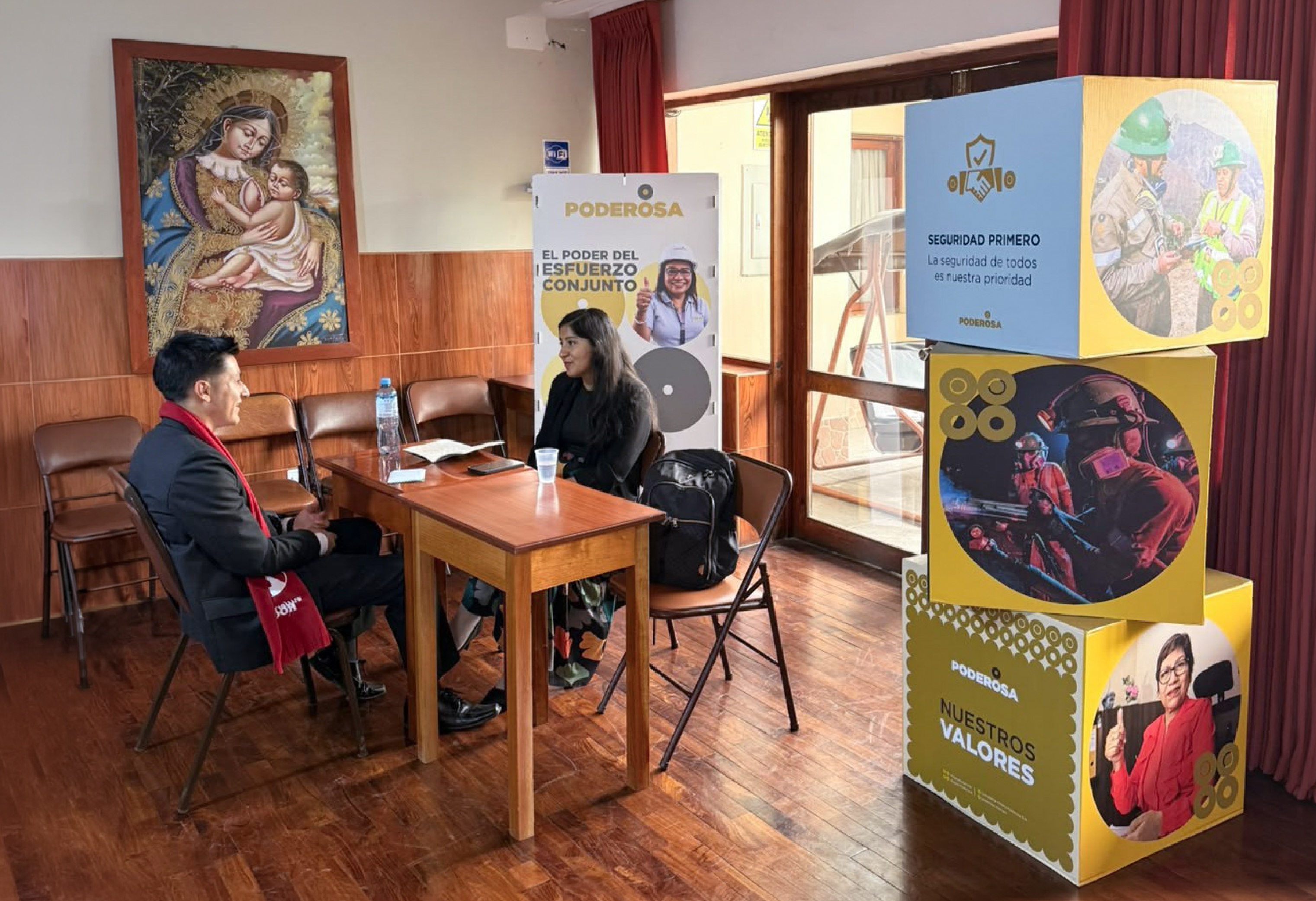 Minera Poderosa fortalece su vínculo con jóvenes talentos del sector minero en la Feria Laboral de OMA Perú